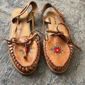 VISAR Women’s 1978 Huaraches Leather Sandals with Embroidered flowers SIZE 25